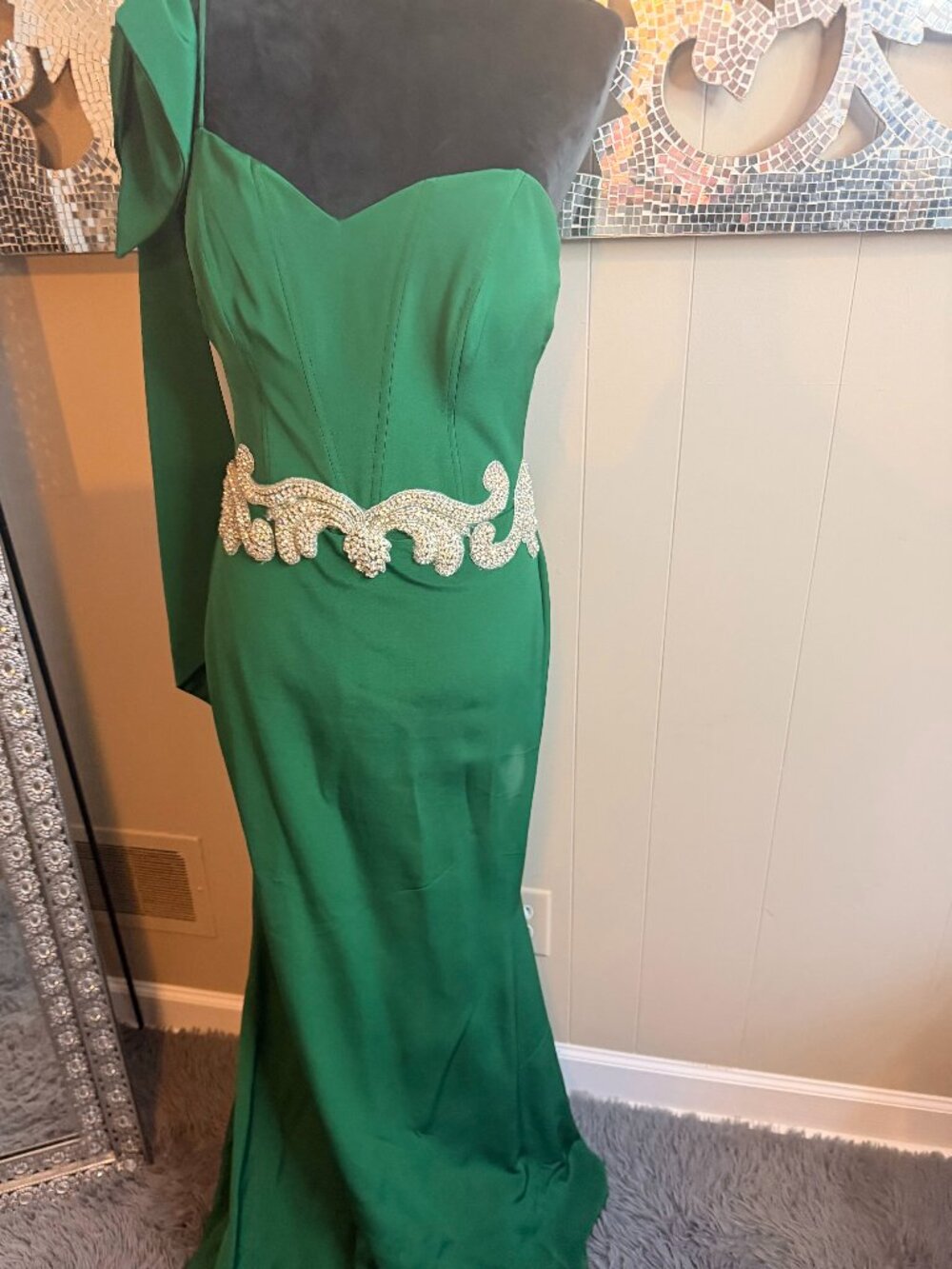 💚✨ Emerald Green One-Shoulder Gown 💎 Rhinestone‎ Waist Detail Formal Dress 12